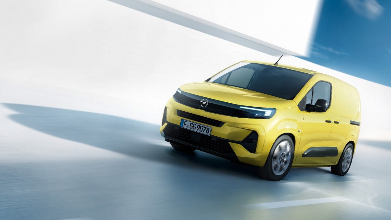 Pogled s prednje strane na žuti novi Opel Combo Cargo u pokretu